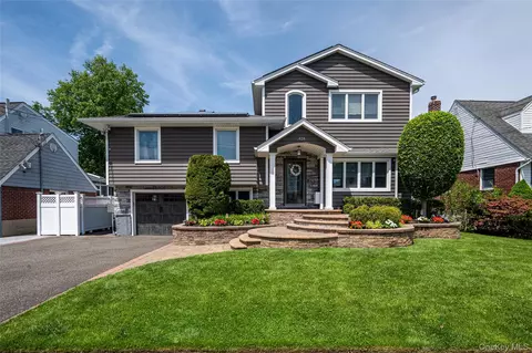 420 Philadelphia Ave, Massapequa Park, NY 11762
