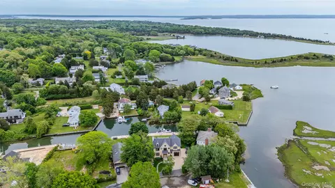 405 Williamsburgh Dr, Southold, NY 11971