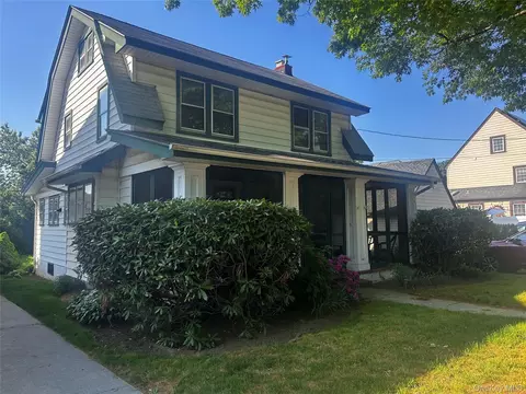 45 Berry St, Lynbrook, NY 11563