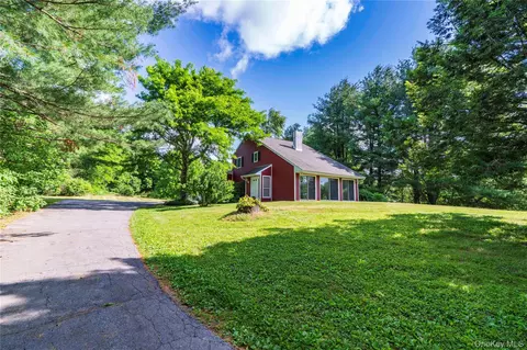 27 Goldfinch Dr, Clinton, NY 12578