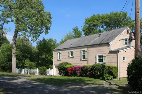 2 Hemlock Ct, Bay Shore, NY 11706