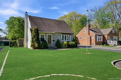 90 Fischer Ave, Islip Terrace, NY 11752