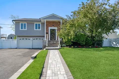159 Driftwood Dr, West Islip, NY 11795