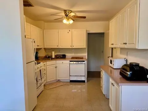 Kitchen - 1 Lakeview Dr #4-0, Peekskill, NY 10566 photo 1 of 2