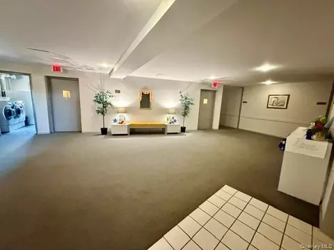Entry Way - 1 Lakeview Dr #4-0, Peekskill, NY 10566 photo 3 of 4