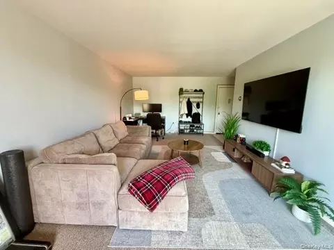 Living - 1 Lakeview Dr #4-0, Peekskill, NY 10566 photo 2 of 3