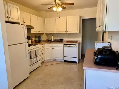 Kitchen - 1 Lakeview Dr #4-0, Peekskill, NY 10566 photo 2 of 2