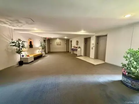 Entry Way - 1 Lakeview Dr #4-0, Peekskill, NY 10566 photo 2 of 4