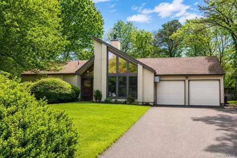 33 Guardian Dr, Mount Sinai, NY 11766
