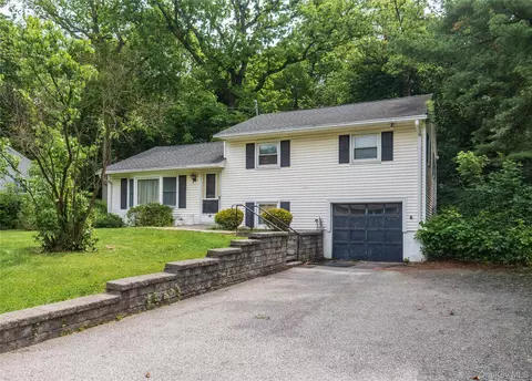 35 Windwood Dr, Newburgh, NY 12550