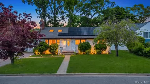 59 E Cedar St, Massapequa, NY 11758