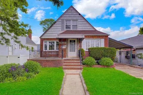 33 Mckee St, North Hempstead, NY 11001