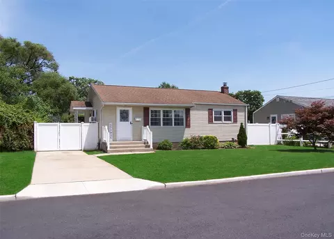 31 Saint Joseph Ave, Lake Ronkonkoma, NY 11779