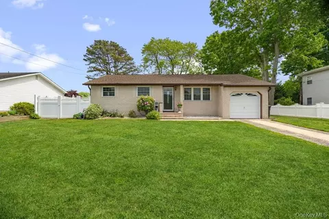 173 Loop Dr, Sayville, NY 11782