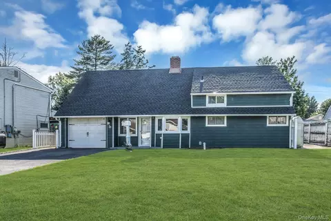 38 Fireplace Ln, Hicksville, NY 11801