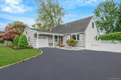 40 Mark Dr, Holbrook, NY 11741