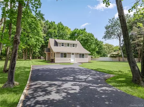 5 Long Pond Rd, Ridge, NY 11961
