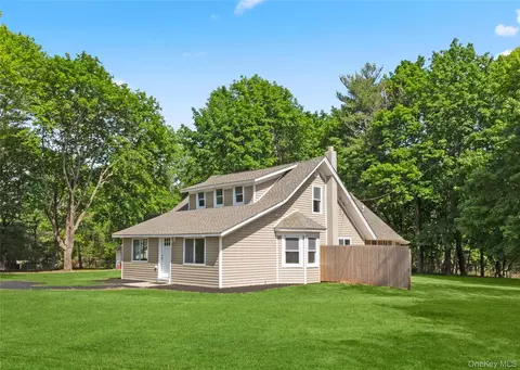 5 Long Pond Rd, Ridge, NY 11961
