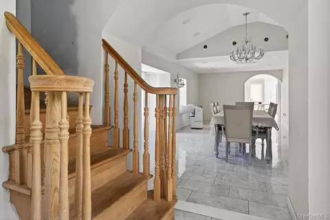 Entry Way - 51 Pinesbridge Rd, New Castle, NY 10562 photo 2 of 4