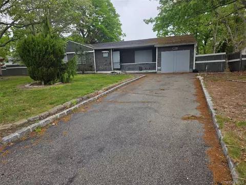135 Margin Dr E, Shirley, NY 11967