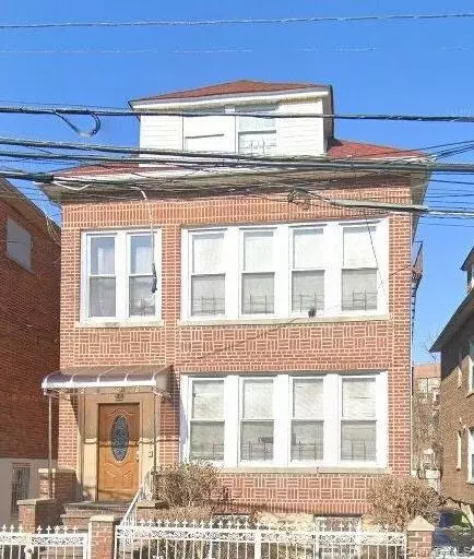 879 Cranford Ave, New York, NY 10466