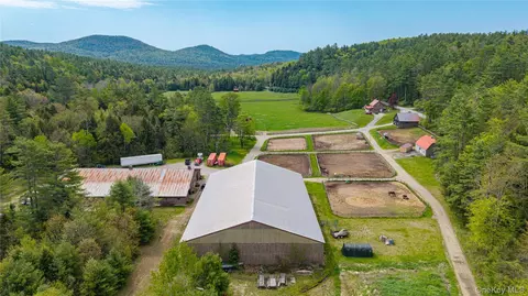 83 Pucker St, Warrensburg, NY 12885