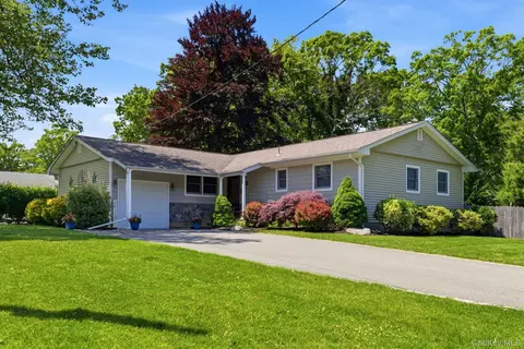 1 Camelot Ln, Saint James, NY 11780