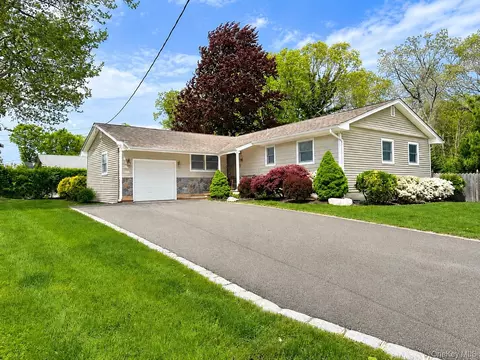 1 Camelot Ln, Saint James, NY 11780