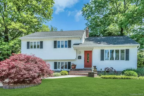 14 Radnor Ct, Hicksville, NY 11801