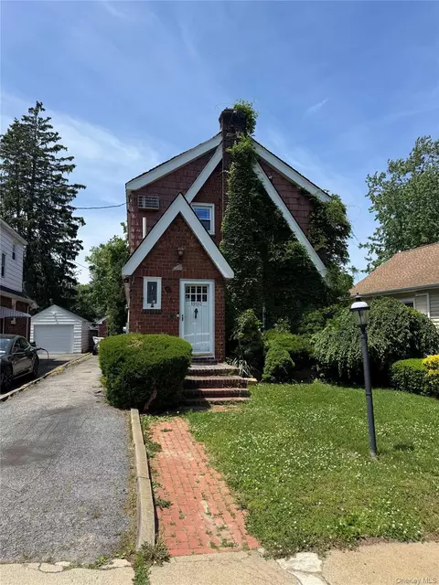 1900 Carleton Pl, Baldwin, NY 11510