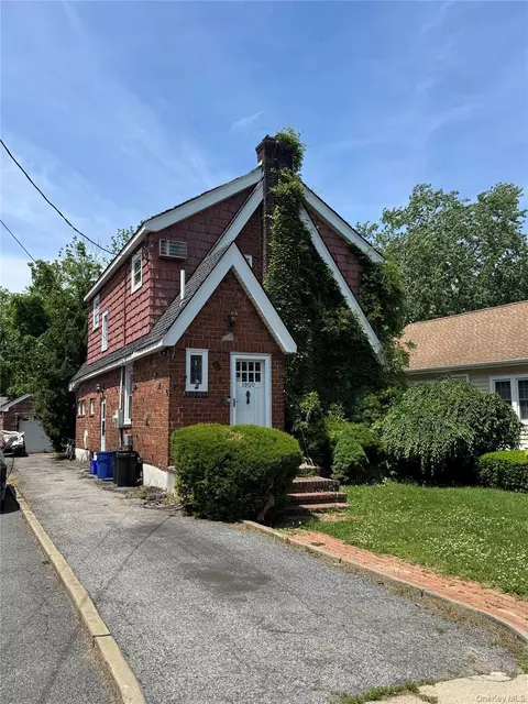 1900 Carleton Pl, Baldwin, NY 11510