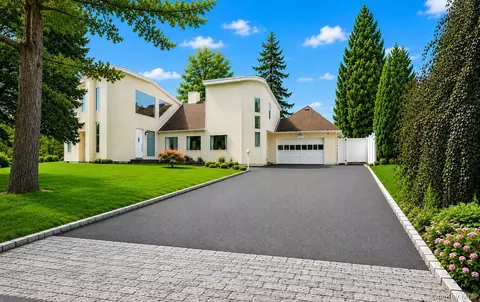 23 Wildwood Ln, Greenvale, NY 11548