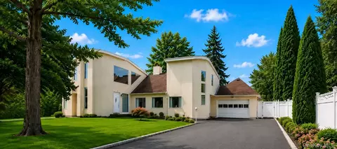 23 Wildwood Ln, Greenvale, NY 11548