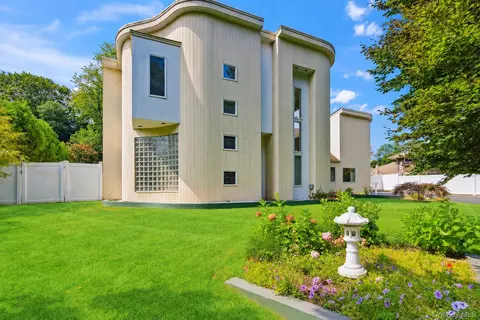 23 Wildwood Ln, Greenvale, NY 11548