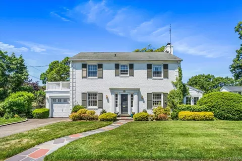 110 Knollwood Rd, Rockville Centre, NY 11570