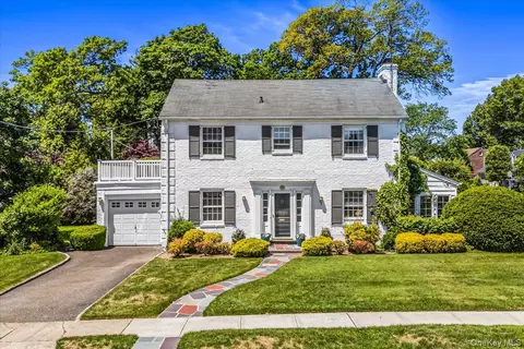 110 Knollwood Rd, Rockville Centre, NY 11570