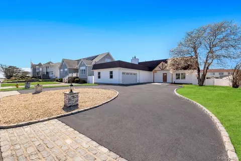 66 Lighthouse Rd, Babylon, NY 11702