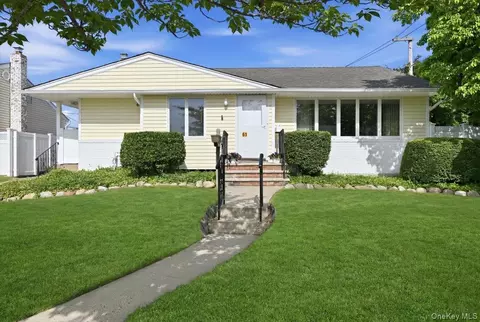 61 Hunter Ln, Hicksville, NY 11801