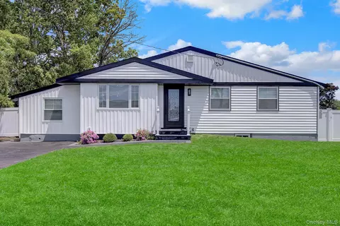 13 W 15th St, Deer Park, NY 11729