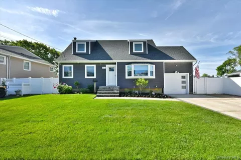 383 Violet St, Massapequa Park, NY 11762
