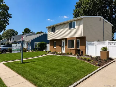 40 Buttercup Ln, Levittown, NY 11756