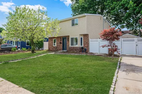 40 Buttercup Ln, Levittown, NY 11756