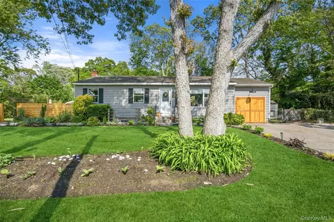 37 Aberdeen Dr, Mastic, NY 11950