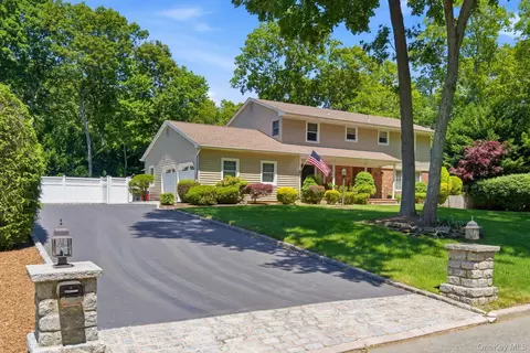 1 Regal Ct, Saint James, NY 11780