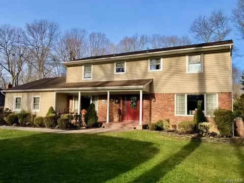 1 Regal Ct, Saint James, NY 11780