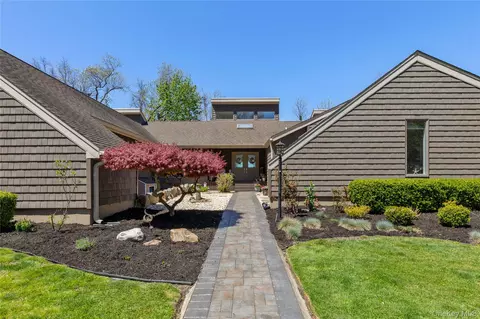 12 Flax Pond Woods Rd, Setauket, NY 11733