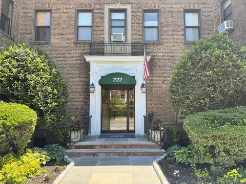 222 7th St #2B, Garden City, NY 11530