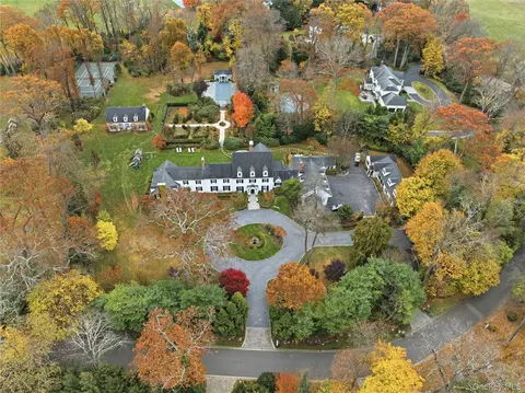 8 Stonegate Ln, Glen Head, NY 11545