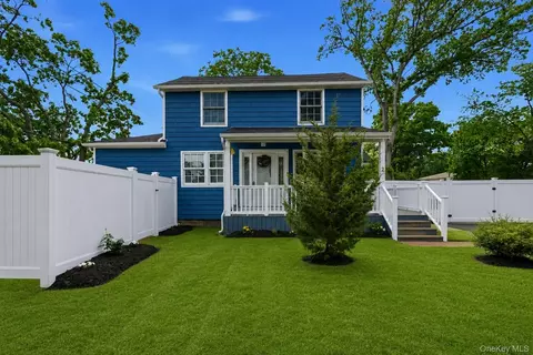 2 Taft Ave, Islip, NY 11751