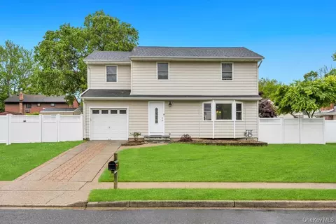 5 E Grove St, Massapequa, NY 11758